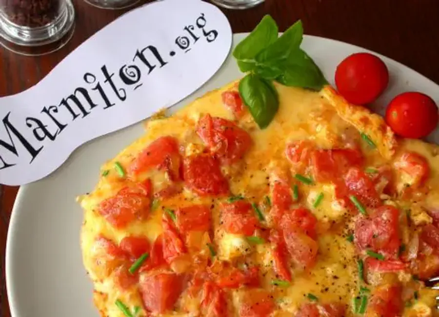 Omelette aux tomates et aux herbes fraîches