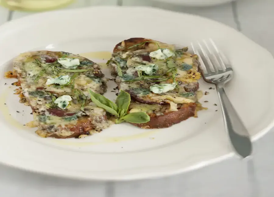 Tartines aux magrets de canard séchés et roquefort