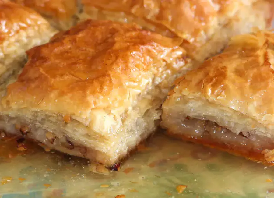 Baklava aux noix et aux amandes