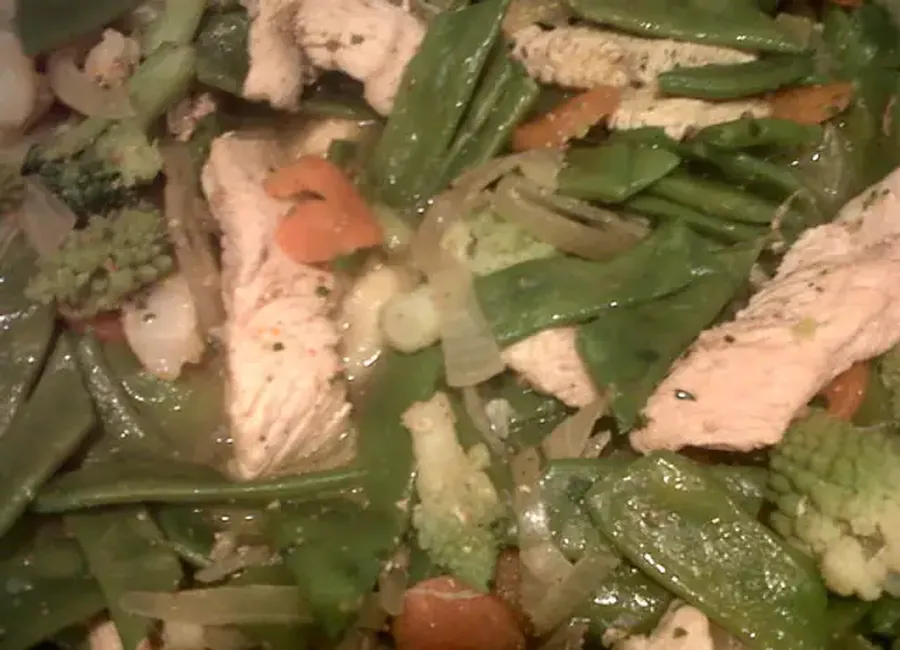 Aiguillettes de poulet aux petits légumes verts