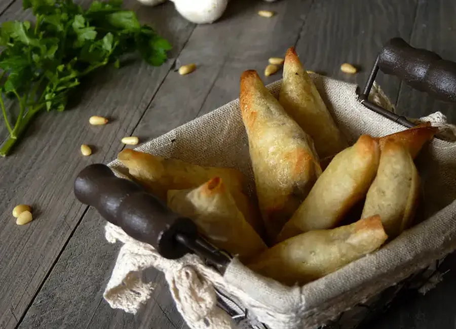 Samoussas de chèvre, pignon et champignons