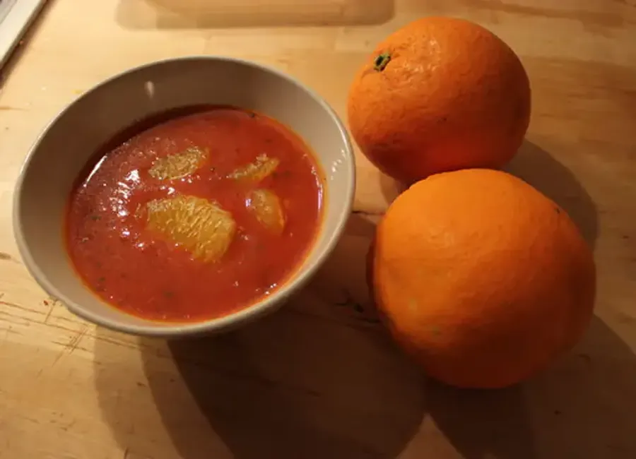 Soupe de tomate et d'orange