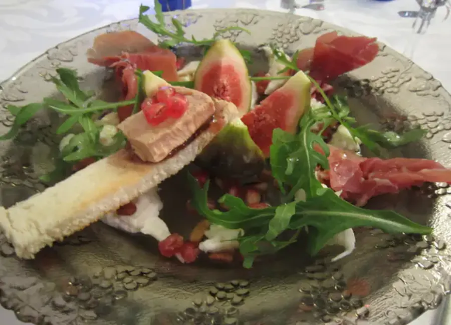 Salade de figues, foie gras, mozzarella et jambon cru
