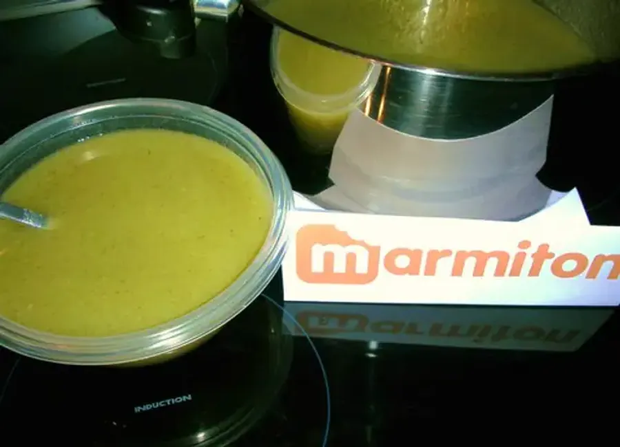 Soupe poireaux, pommes de terre et céleri branche