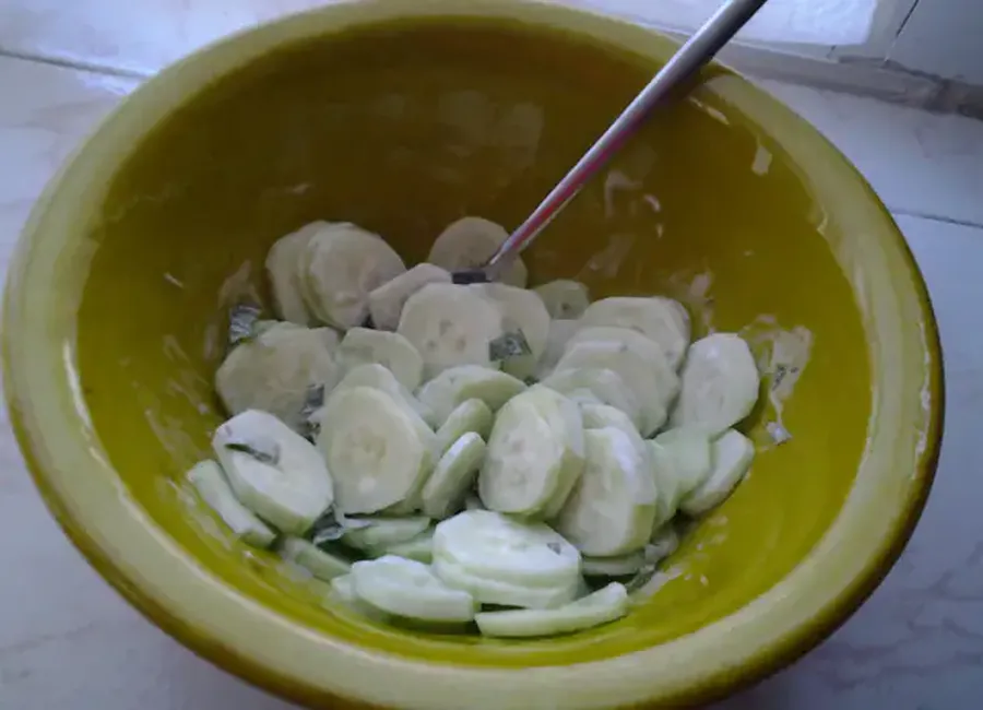 Salade de concombre à la crème et à la menthe