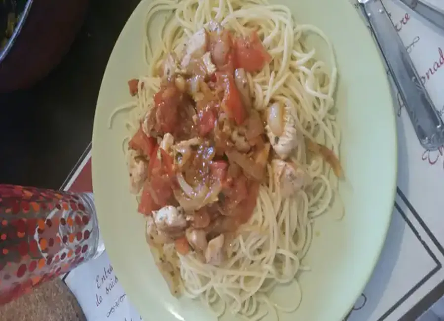 Escalopes de poulet aux tomates et oignons