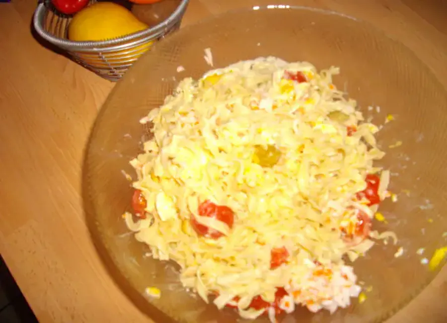 Salade légère de pâtes, miettes de crabe et tomates cerises