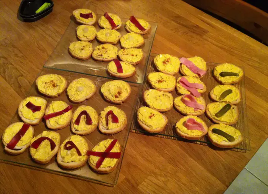 Toasts à l'oeuf et au curry