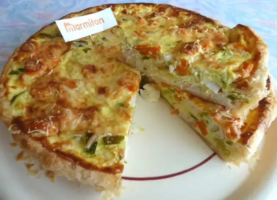 Tarte salée et colorée aux légumes et au surimi