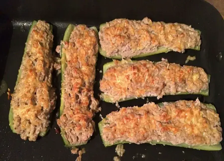 Courgette farcie champignon de paris, ricotta, jambon