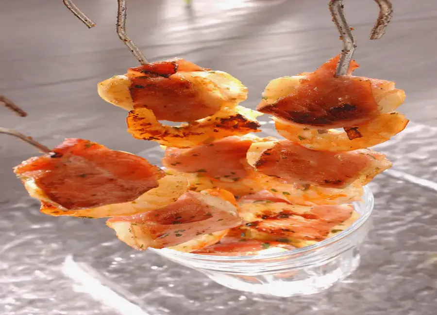 Brochettes de saint-jacques et crevettes au bacon