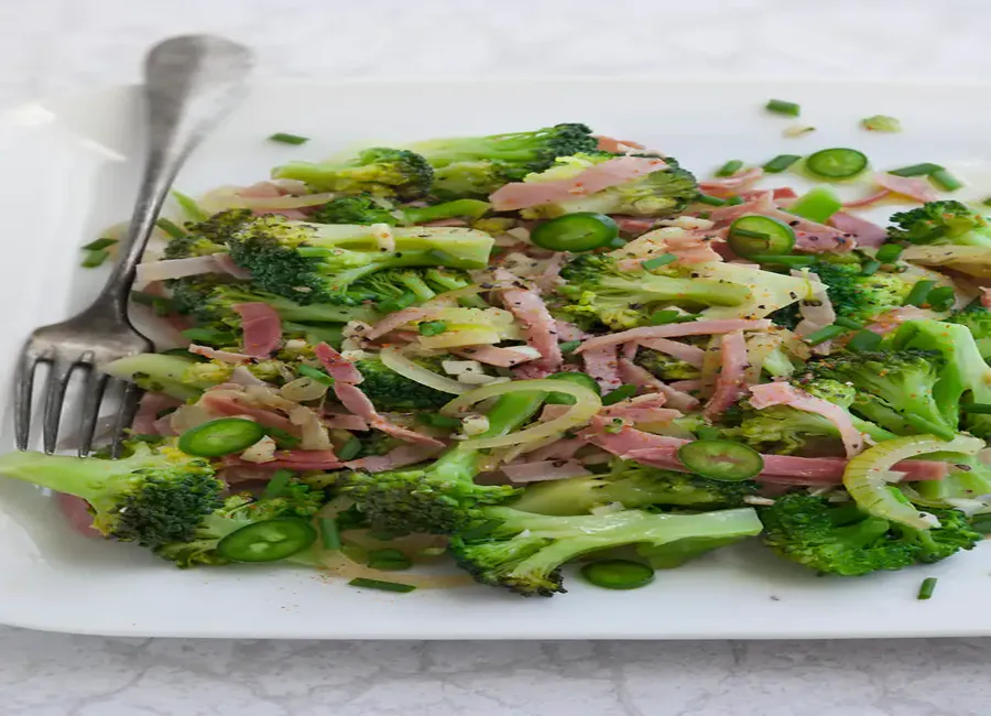 Sauté de brocolis au jambon cru et à l'ail