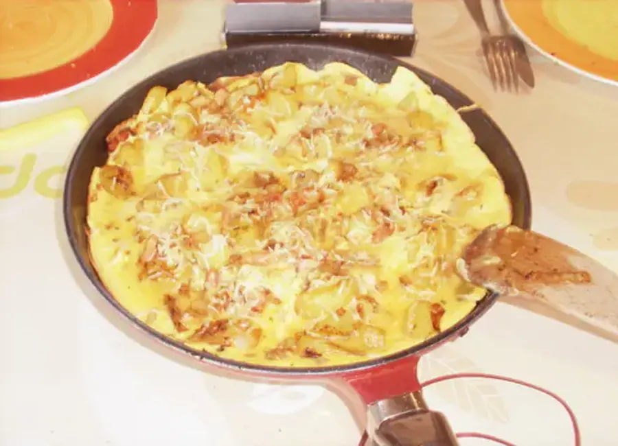 Omelette à l'ancienne (oignon-lardon-pomme de terre)