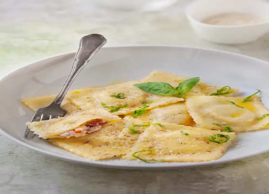 Ravioli aux tomates séchées, ricotta et jambon italien