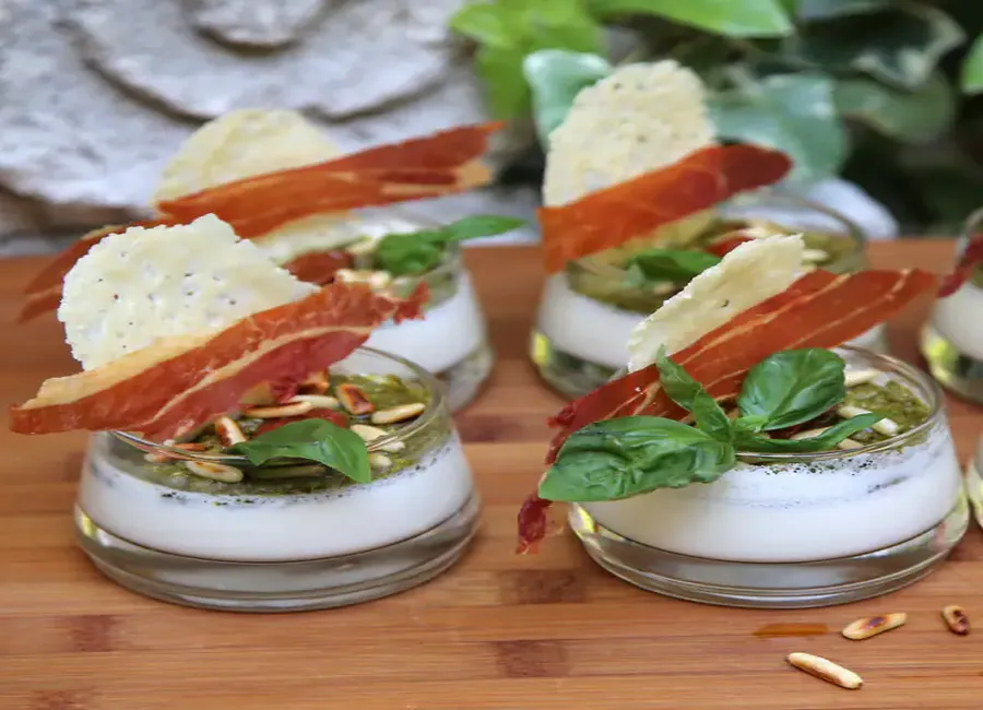 Panna cotta mozzarella et basilic avec tomates séchées, pignons de pin et pesto