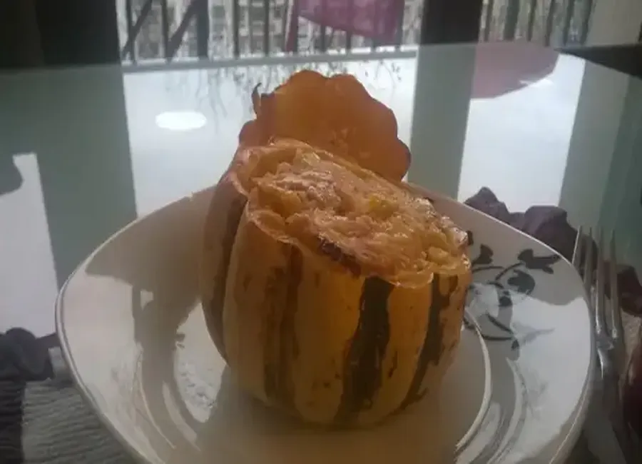 Courge farcie à la chair à saucisse et vache qui rit