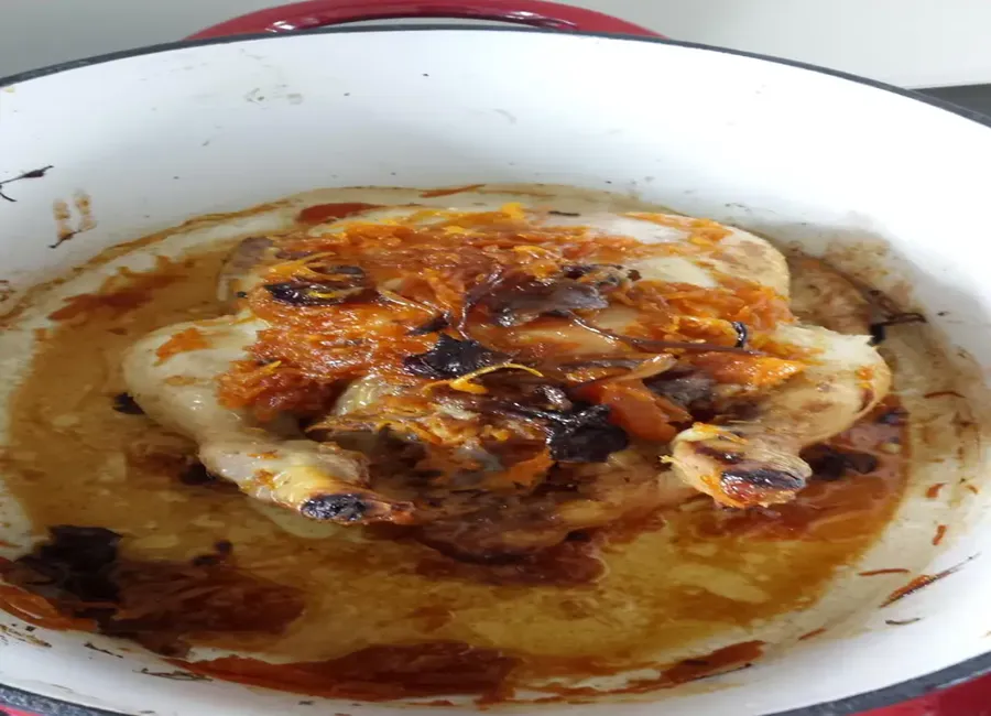 Poulet farci aux épices et aux carottes