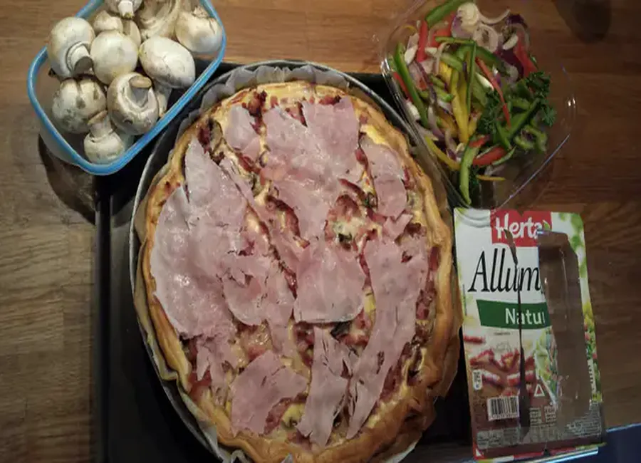 Quiche aux poivrons, champignons, lardons et jambon