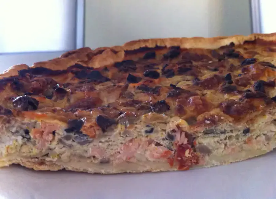 Tarte au saumon fumé, asperges et champignons