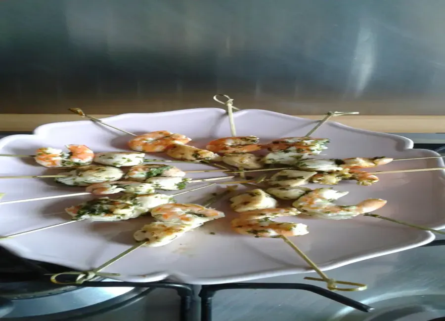 Brochettes de saint-jacques et gambas marinées à l'ail et au citron