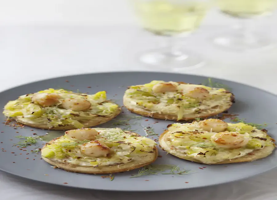 Blinis de st jacques sur lit de poireaux