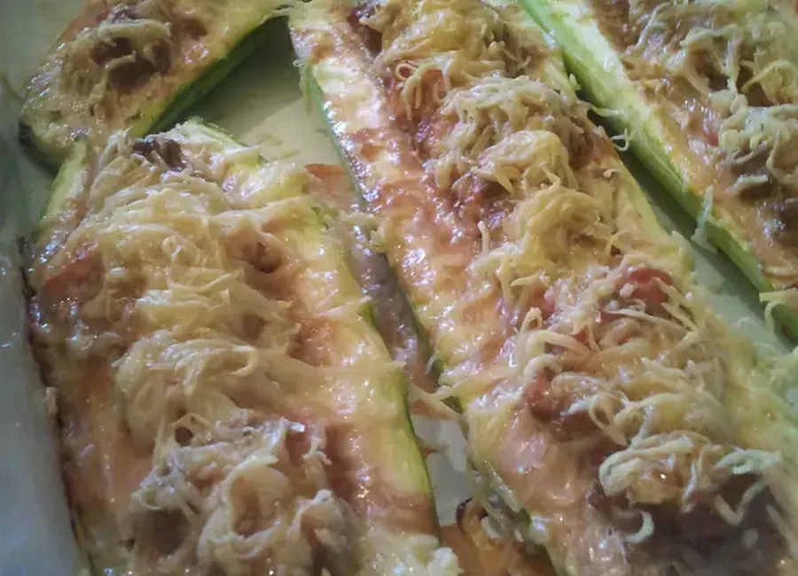 Courgettes farcies gourmandes (bacon, fromage frais et boeuf haché)