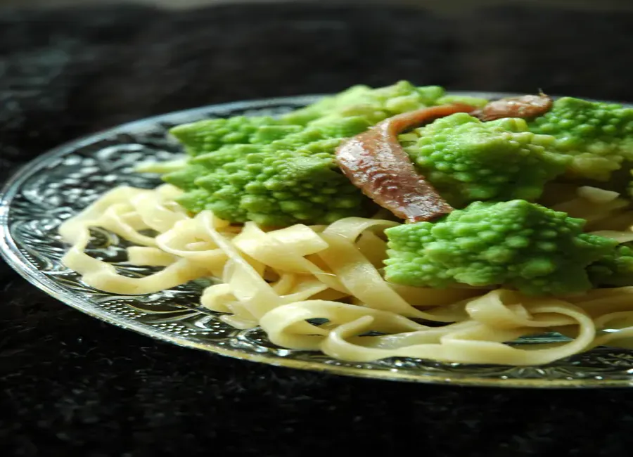Pâtes sauce au chou romanesco et anchois