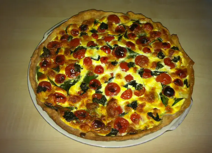 Quiche tomate mozzarella et basilic