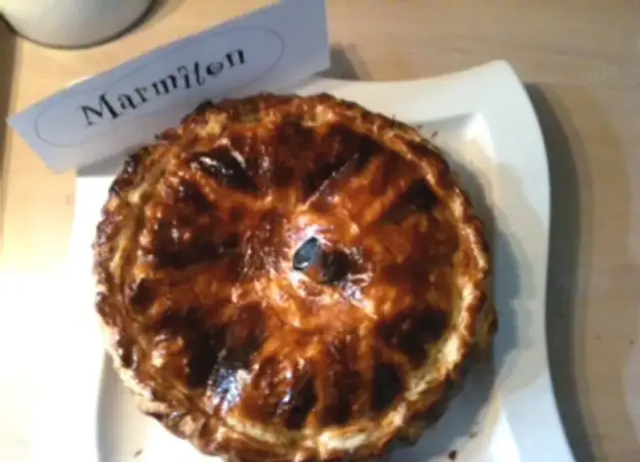 Tourte aux pommes et au camembert