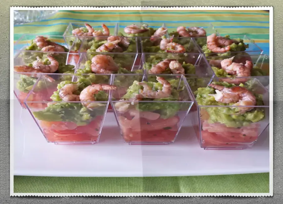Verrines concassé de tomates et guacamole à la coriandre