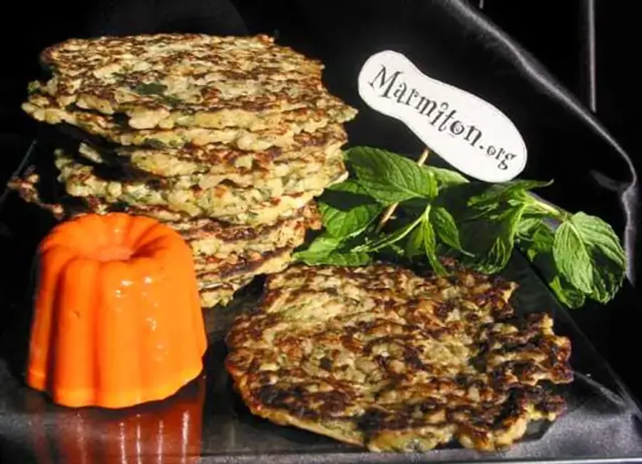 Petites crêpes de riz de camargue aux courgettes rapées et à la menthe accompagnées d’un coulis glacé de poivrons