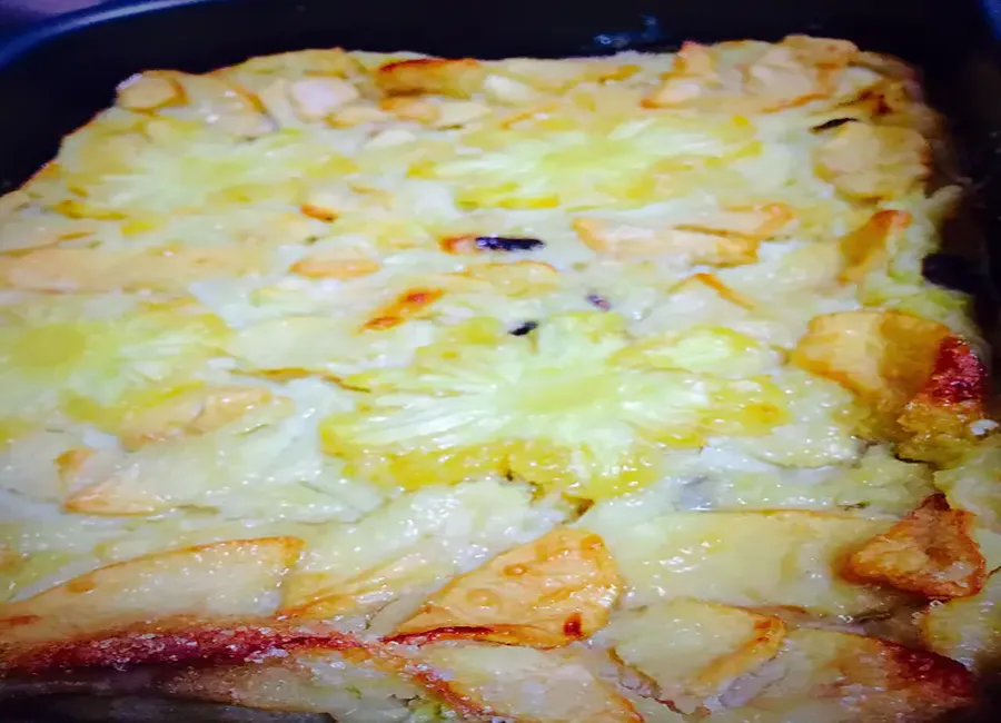 Clafoutis à l'ananas, au raisin et aux pommes