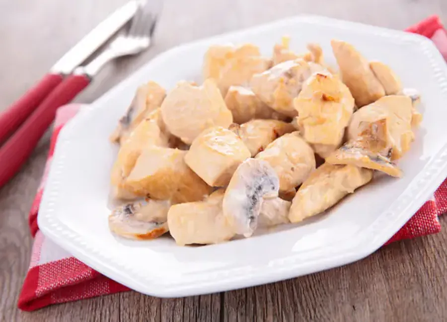 Emincés de poulet à la creme et aux champignons