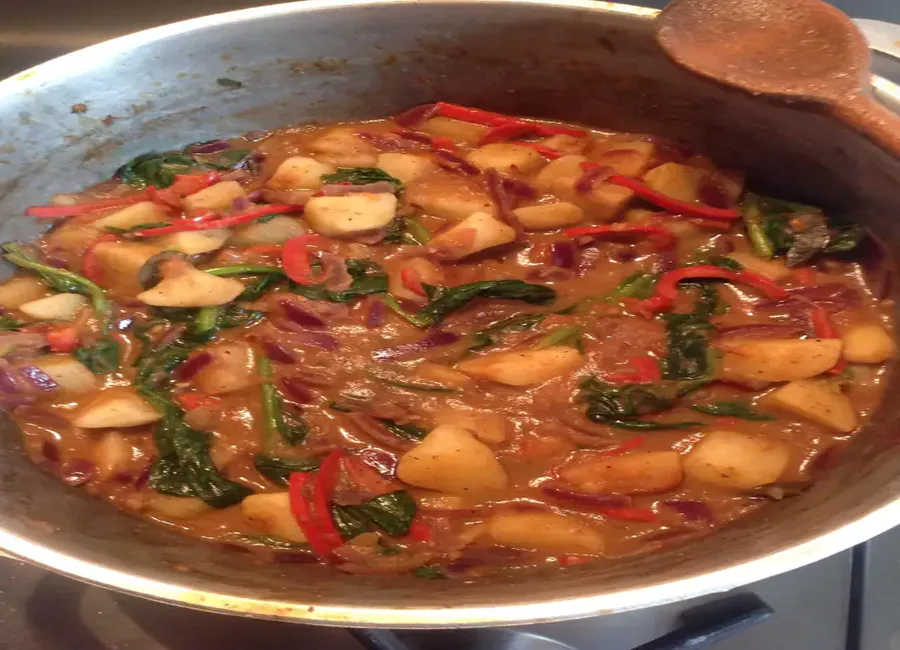 Curry de pommes de terre et d'epinards (aloo palak) inde