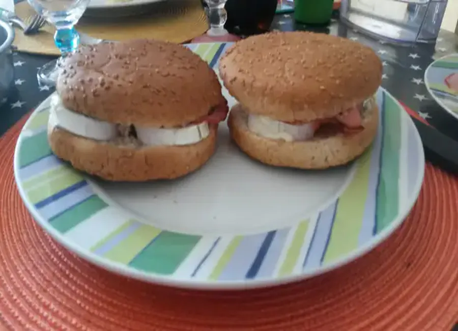 Hamburger bacon chèvre tomate