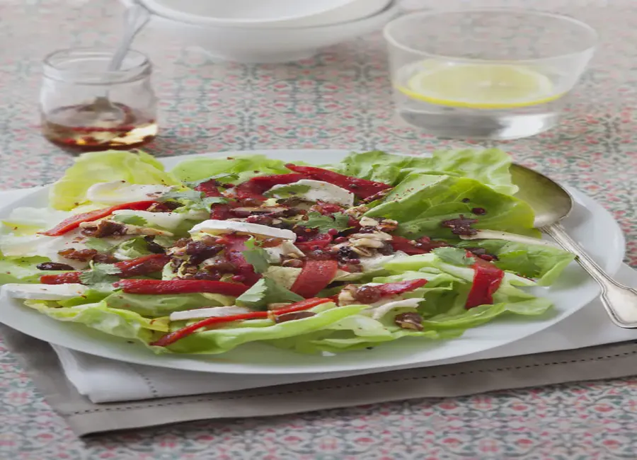Salade de chèvre aux amandes et poivrons marinés