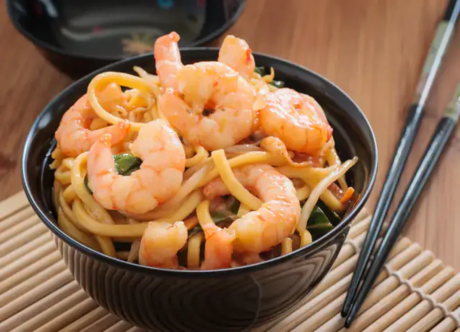Méli mélo de crevettes au miel et nouilles sautées