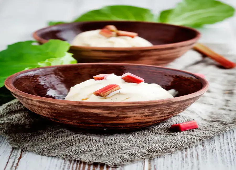 Glace à la rhubarbe et à la cannelle