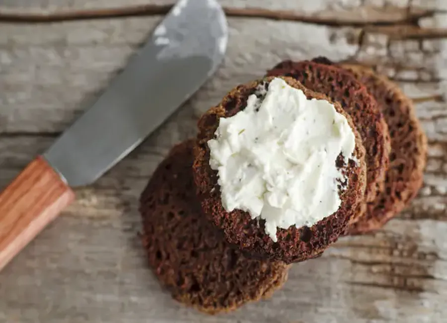 Toasts de fromage de chèvre sur pain d'épice