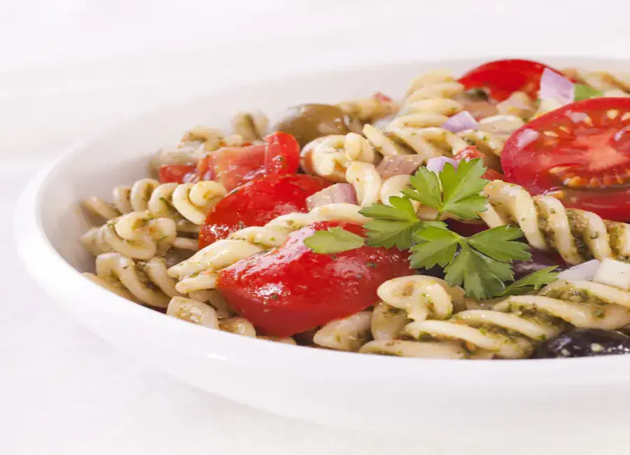Salade de tortis au pesto et au jambon de parme
