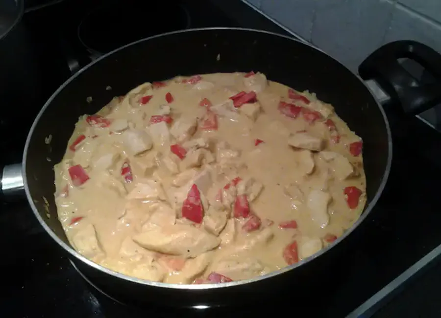 Poulet au poivron rouge et lait de coco
