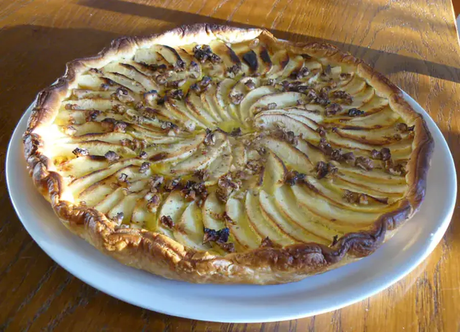 Tarte aux pommes, noix et raisins