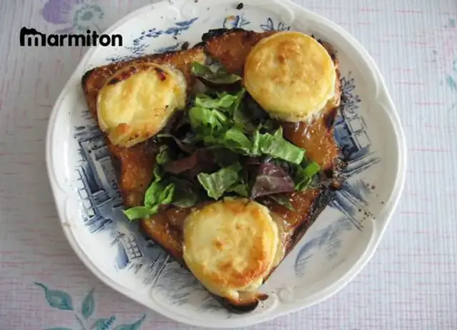 Toast chaud à la confiture de figue et au crottin de chavignol
