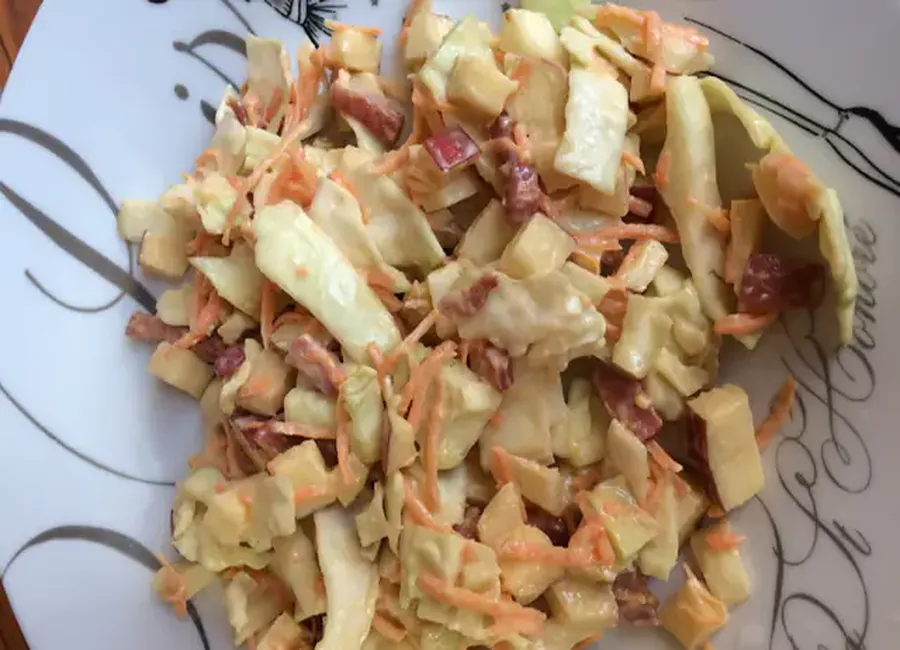 Salade rafraîchissante au chou blanc, pommes et carottes