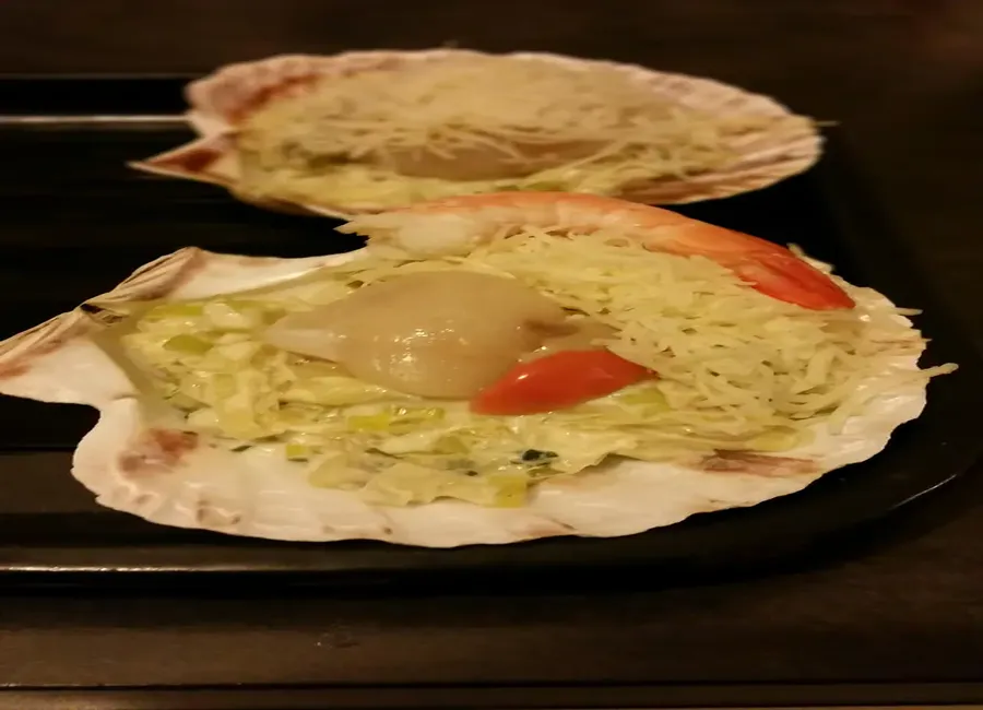 Noix de saint jacques à la fondue de poireaux et de carottes