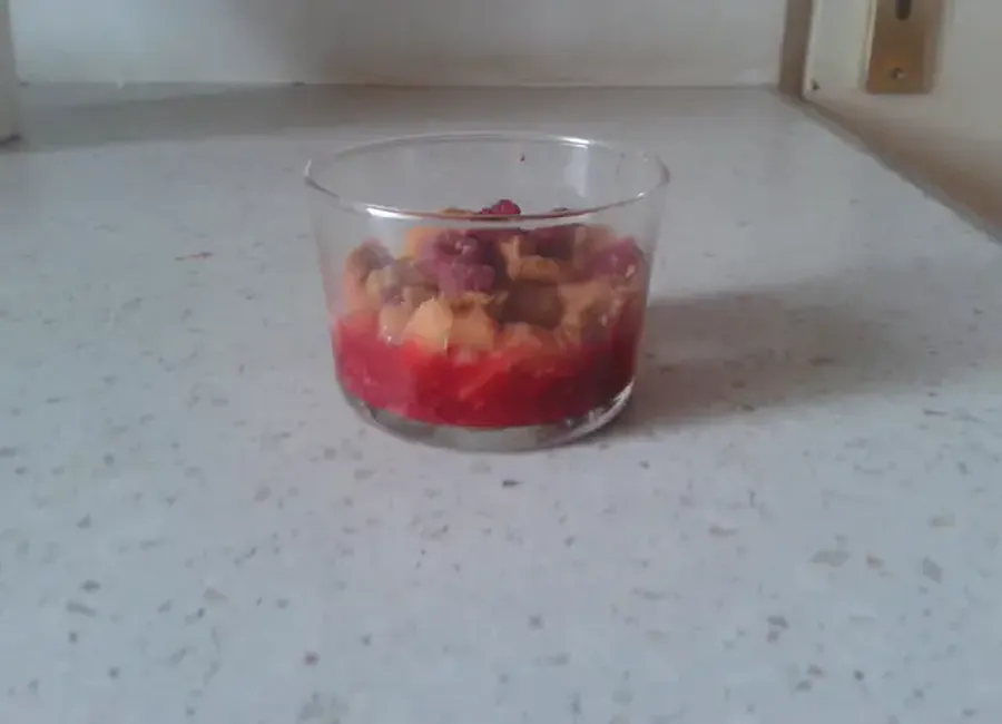 Verrine framboise, pomme et pêche au spéculoos