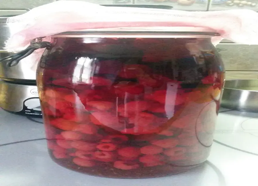Vin de framboises rosé