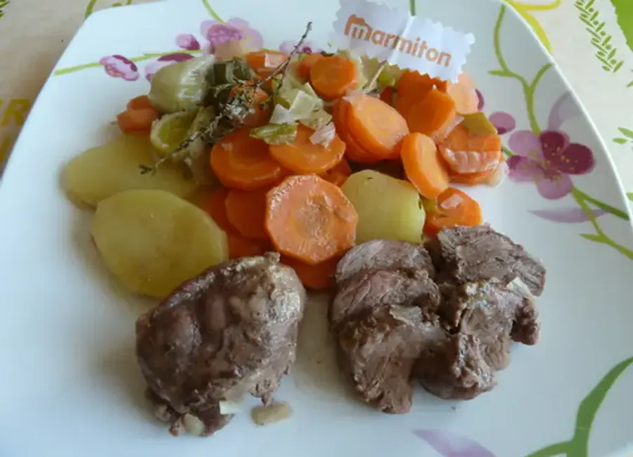 Joues de porc mijotées aux légumes