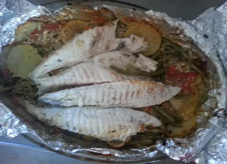 Dorade royale sur lit de vin blanc et herbes en papillote au four