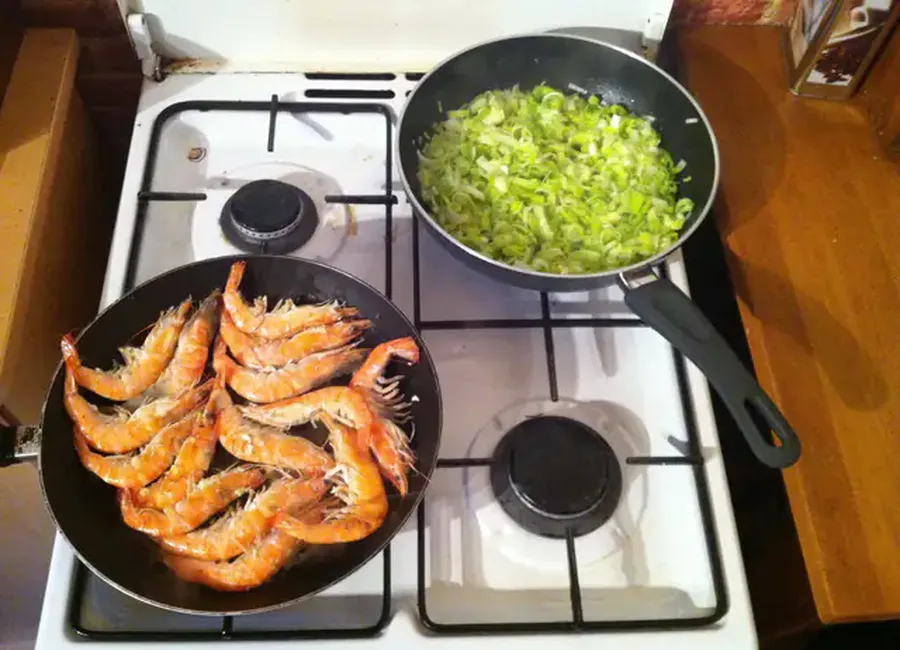 Gambas grillées à la crème aux échalotes et fondue de poireaux